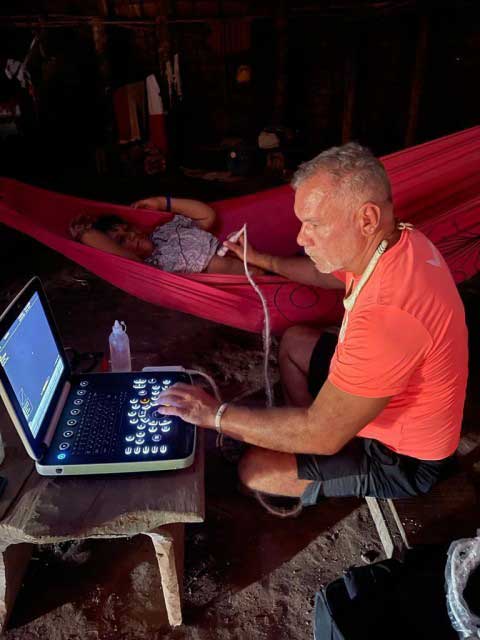 Marcos Menezes - Realizando US em paciente ribeirinha